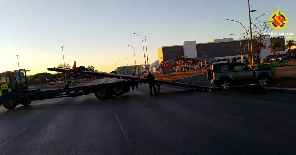 Embriagada bate Land Rover e derruba poste em Brasília
