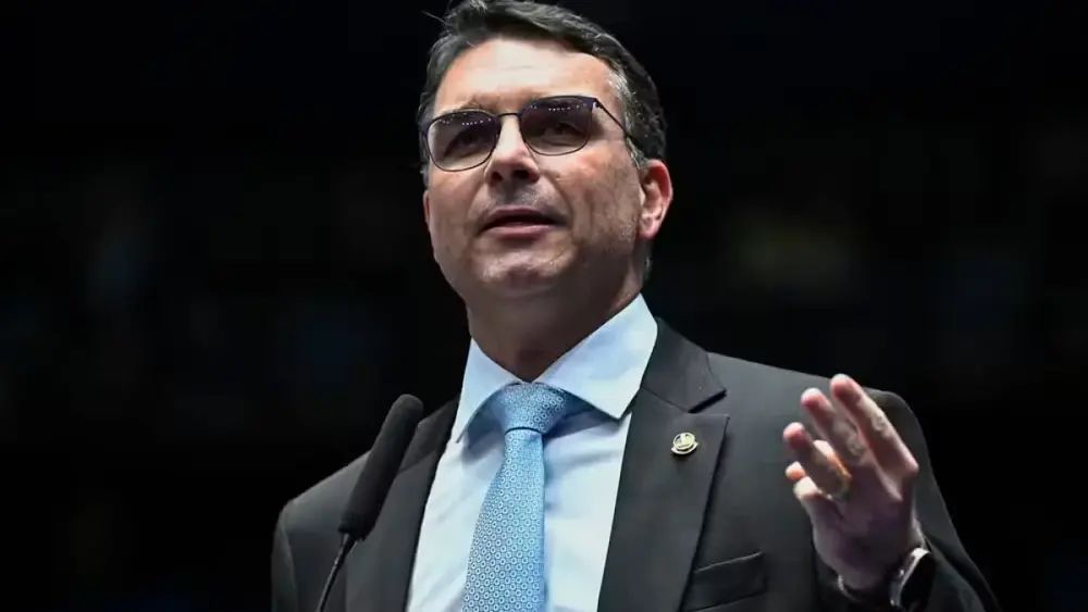 Flávio Bolsonaro cancela motociata em MG após mau tempo